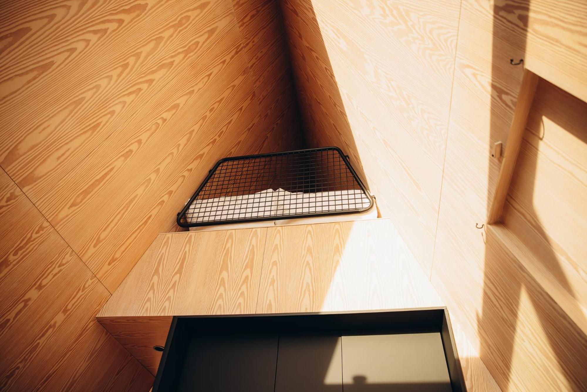 Lodge Pan Treetop